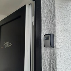 Gemütlicher Ferienwohnung-Eingang in Schliersee mit stilvoller Beschriftung und modernem Keyless-Zugang.
