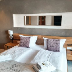 Gemütliches Zimmer in Schliersee, stilvolle Deko, modern & ländlich kombiniert, ideal für Urlaub.