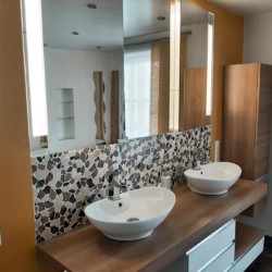 Modernes Badezimmer in Ferienwohnung "Brecherspitz" in Schliersee mit Doppelwaschbecken und Spiegel.