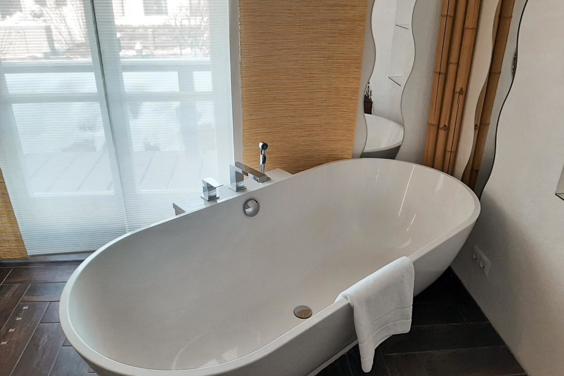Moderne Ferienwohnung in Schliersee mit eleganter freistehender Badewanne und stilvollem Interieur. Ideal für erholsamen Urlaub.