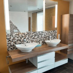 Modernes Badezimmer in Ferienwohnung "Brecherspitz" Schliersee, stilvolle Einrichtung und Design.