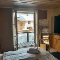 Gemütliches Zimmer in Schliersee Ferienwohnung mit Balkonblick, modernes Interieur und Wohlfühl-Atmosphäre.