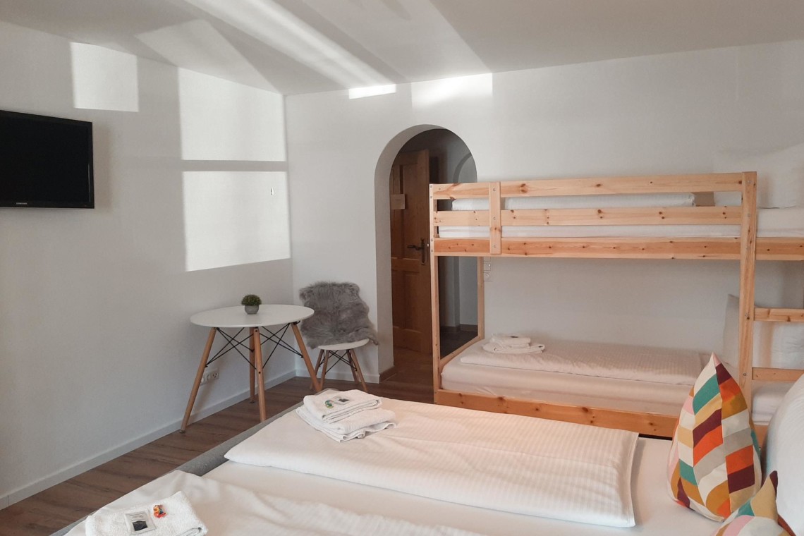 Gemütliches Zimmer in Schliersee, Etagenbetten & Doppelbett, ideal für Familienurlaub. Buchen Sie jetzt Ihren Aufenthalt!