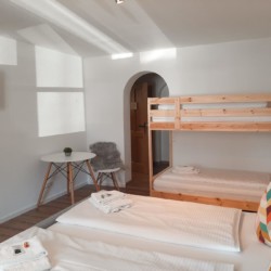 Gemütliches Zimmer in Schliersee, Etagenbetten & Doppelbett, ideal für Familienurlaub. Buchen Sie jetzt Ihren Aufenthalt!