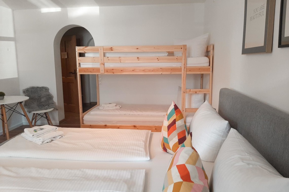 Gemütliches, helles Schlafzimmer mit Etagenbett in "Das Maximilian 'Wendelstein'" Ferienwohnung in Schliersee.