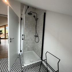 Moderne Ferienwohnung "Waldkopf" in Bayrischzell mit stilvollem Duschbad. Ideal für erholsamen Urlaub. Buchen Sie jetzt auf stayfritz.com!