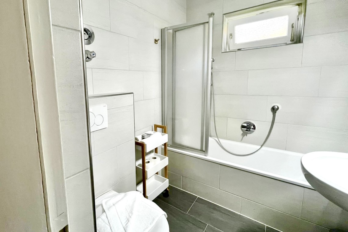 Modernes Bad in Ferienwohnung "Steinbock" in Bayrischzell - ideal für Urlaubsaufenthalte. Buchen Sie jetzt auf stayfritz.com!