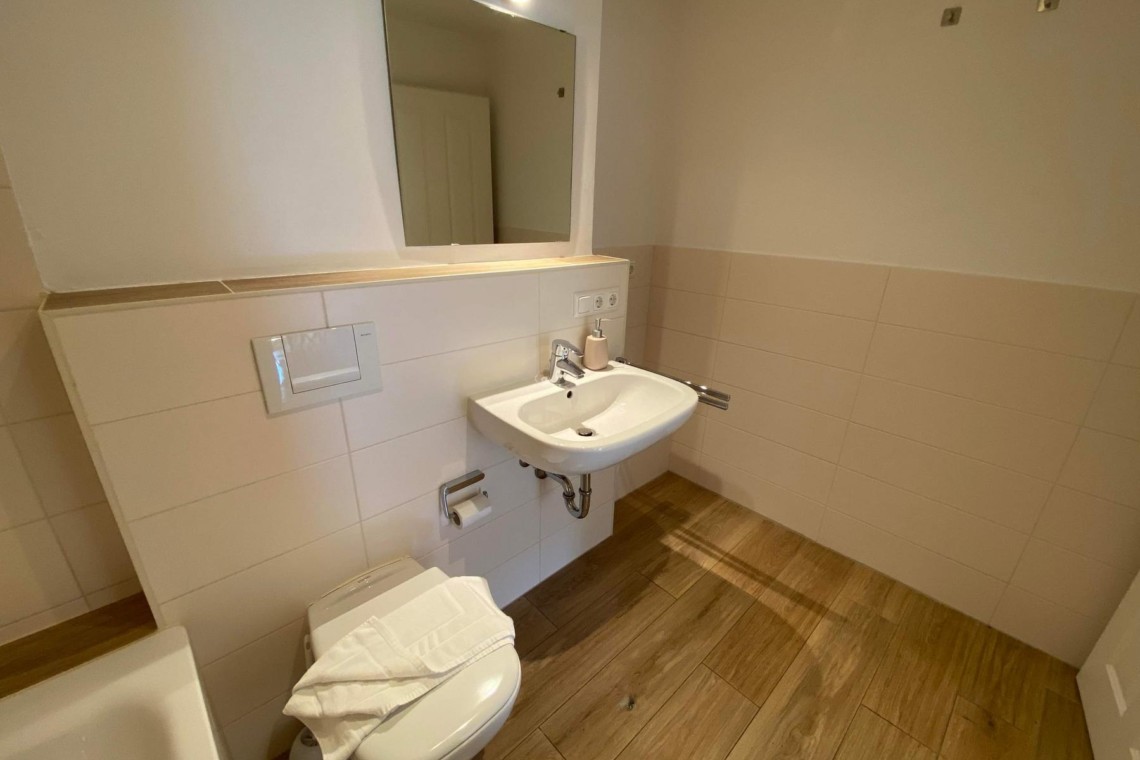 Modernes Badezimmer in Ferienwohnung "Schlierachblick" in Hausham – stilvoll & sauber, ideal für Ihren Aufenthalt! #FerienHausham