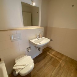 Modernes Badezimmer in Ferienwohnung "Schlierachblick" in Hausham – stilvoll & sauber, ideal für Ihren Aufenthalt! #FerienHausham