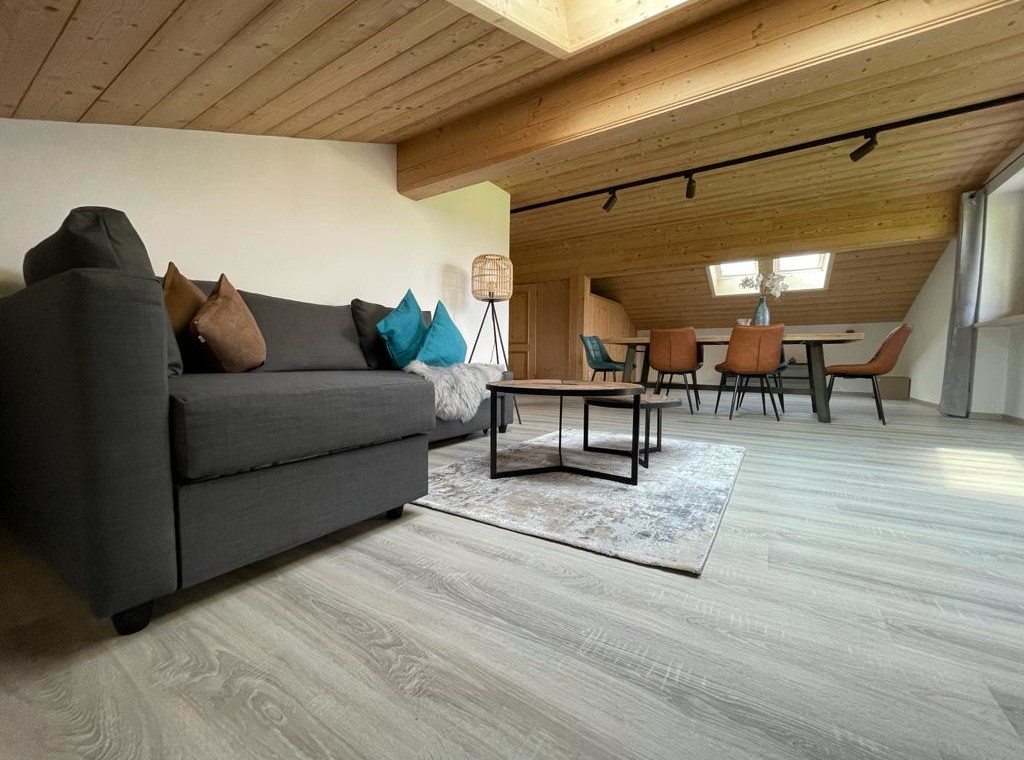 Gemütliches Penthouse in Bad Wiessee mit Holzdecken, stilvollem Interieur und modernem Komfort.