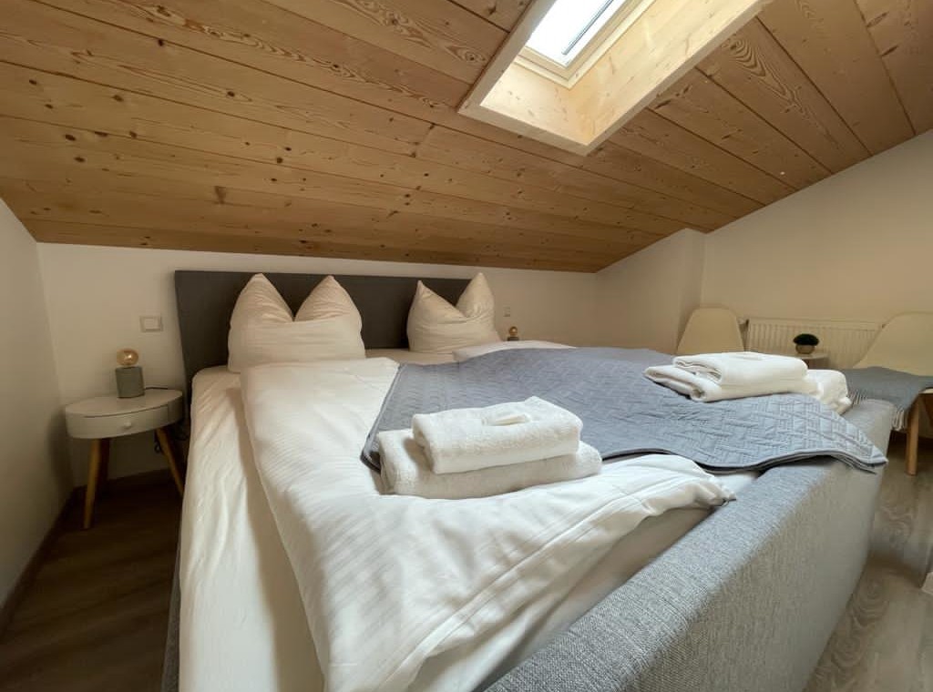 Gemütliches Penthouse-Apartment in Bad Wiessee mit Dachfensterblick, ideal für einen erholsamen Urlaub.