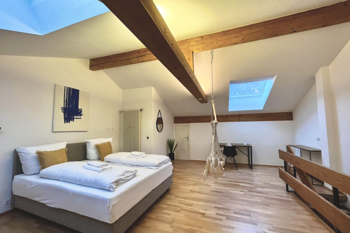 Gemütliche Ferienwohnung "Steinbock" in Bayrischzell. Helle, stilvoll möblierte Zimmer mit Holzbalken. Ideal für den Bergurlaub.