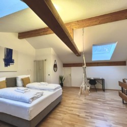 Gemütliche Ferienwohnung "Steinbock" in Bayrischzell. Helle, stilvoll möblierte Zimmer mit Holzbalken. Ideal für den Bergurlaub.