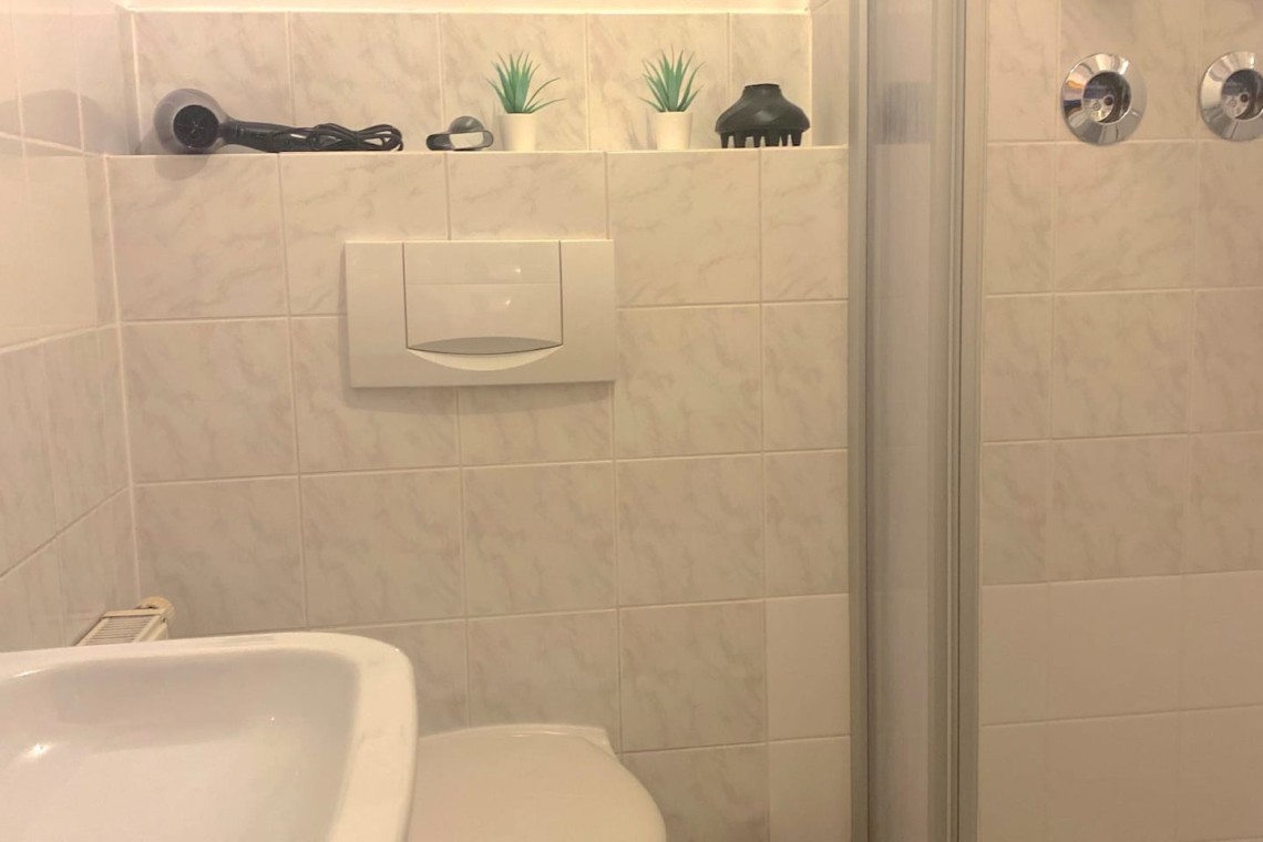 Gemütliches Badezimmer in Ferienwohnung am See in Bad Wiessee, ideal für Paare. Buchen bei stayFritz.
