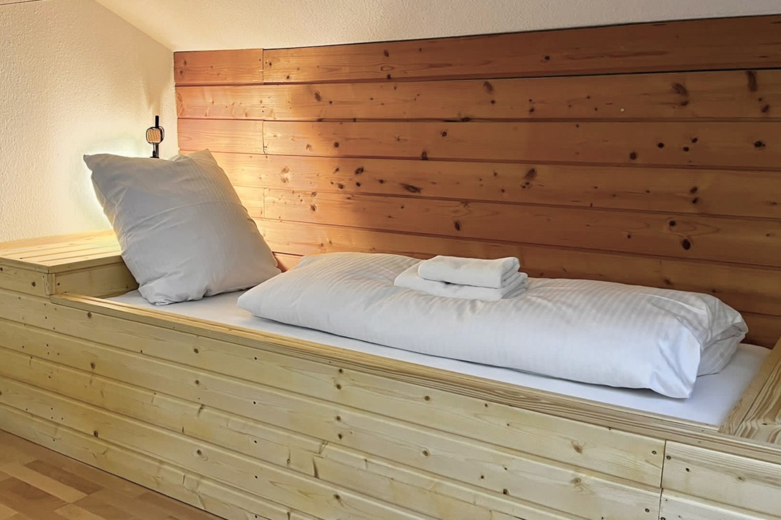 Gemütliche, helle Ferienwohnung in Bayrischzell. Holzbett & warme Atmosphäre für Erholungsurlaub. #Bayrischzell #Ferienunterkunft