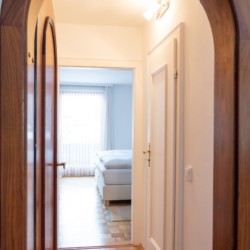 Helles, einladendes Zimmer in einer Ferienwohnung in Bad Wiessee, ideal für Ihren Urlaub.