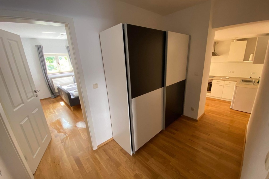 Helles Apartment in Hausham mit modernem Interieur, Küche & gemütlichem Schlafbereich. Ideal für Urlaub in Bayern.