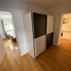 Helles Apartment in Hausham mit modernem Interieur, Küche & gemütlichem Schlafbereich. Ideal für Urlaub in Bayern.