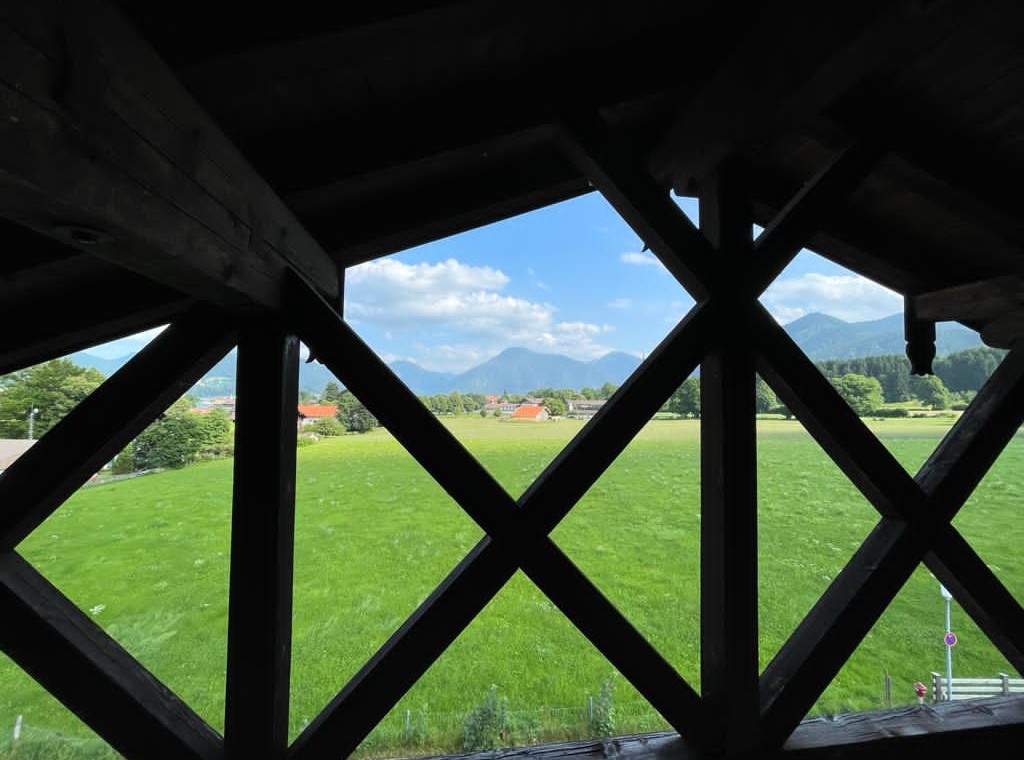 Gemütliches Penthouse in Bad Wiessee mit idyllischem Blick auf den Wallberg und grüne Landschaft, ideal für Erholung.