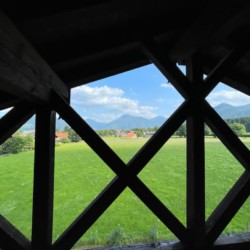 Gemütliches Penthouse in Bad Wiessee mit idyllischem Blick auf den Wallberg und grüne Landschaft, ideal für Erholung.
