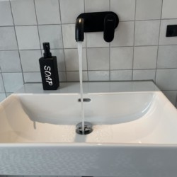 Modernes, sauberes Badezimmer in Bayrischzell Ferienwohnung - perfekt für einen erholsamen Urlaub.