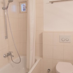 Helles Badezimmer mit Wanne in Bad Wiessee Ferienwohnung von stayFritz. Perfekt für Ihre Erholung!