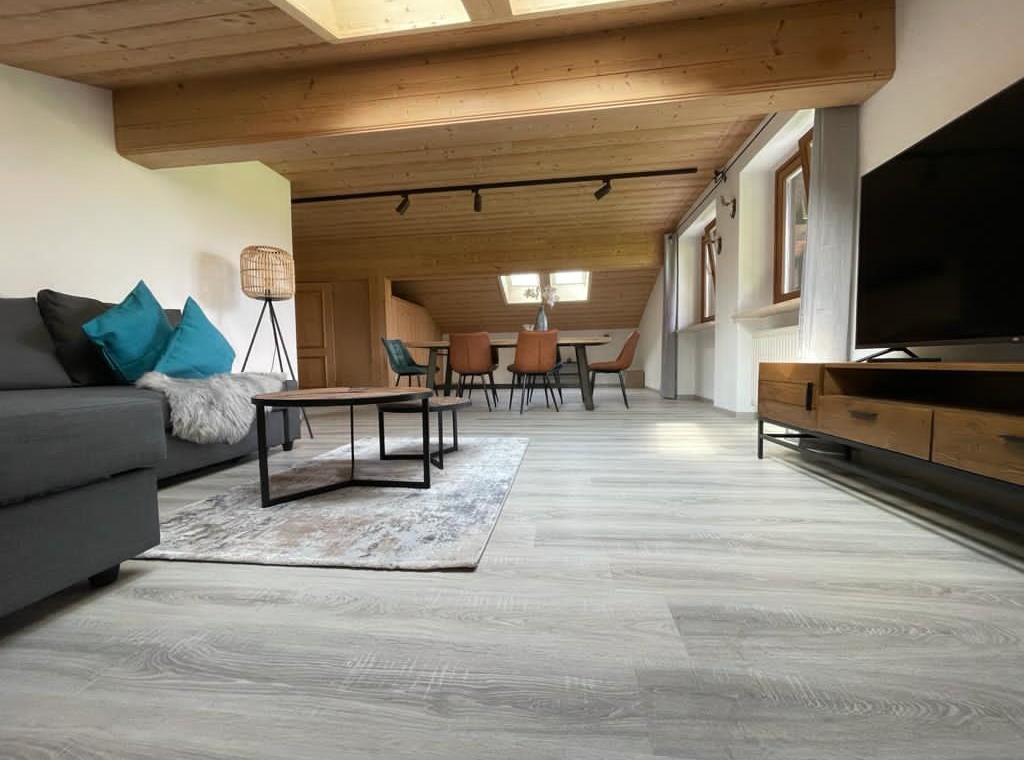 Gemütliches Penthouse in Bad Wiessee mit stilvoller Einrichtung, modernem Fernseher und hellem Interieur. Ideal für Ihren Urlaub!