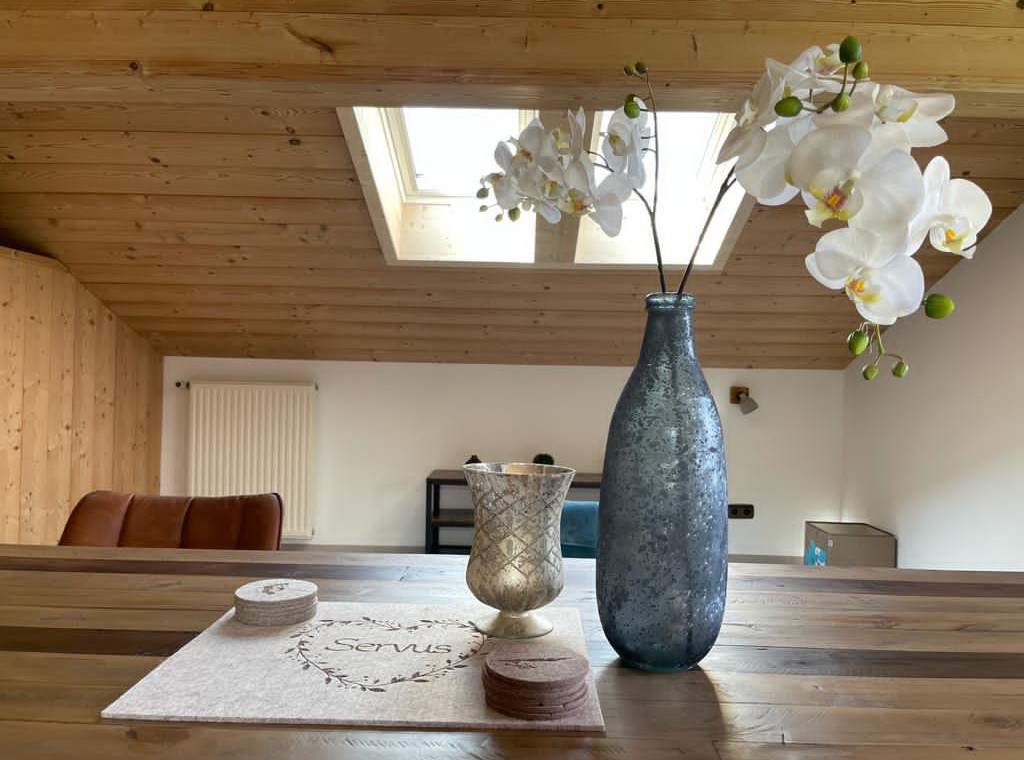 Gemütliches Penthouse in Bad Wiessee mit Holzdecke, stilvoller Deko und Dachfenster für eine helle Atmosphäre. Ideal zum Entspannen.