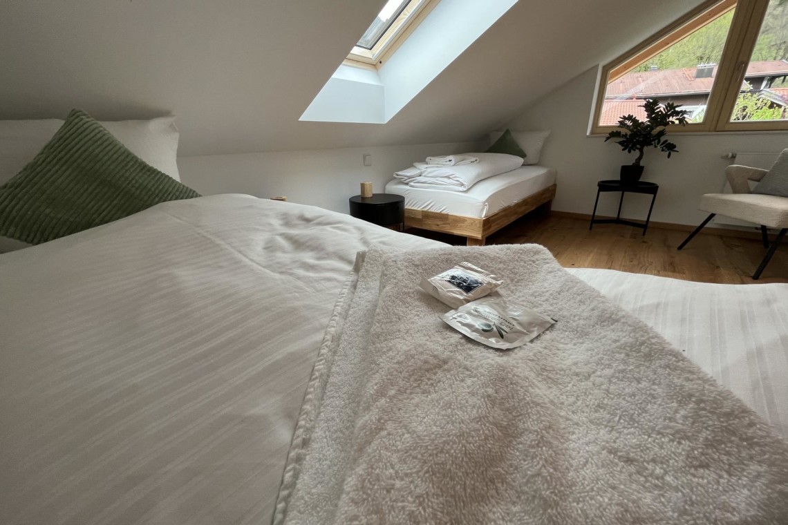 Gemütliches Schlafzimmer in Ferienwohnung Waldkopf, Bayrischzell. Ideal für erholsamen Urlaub in den Alpen. #Bayrischzell #Ferienwohnung
