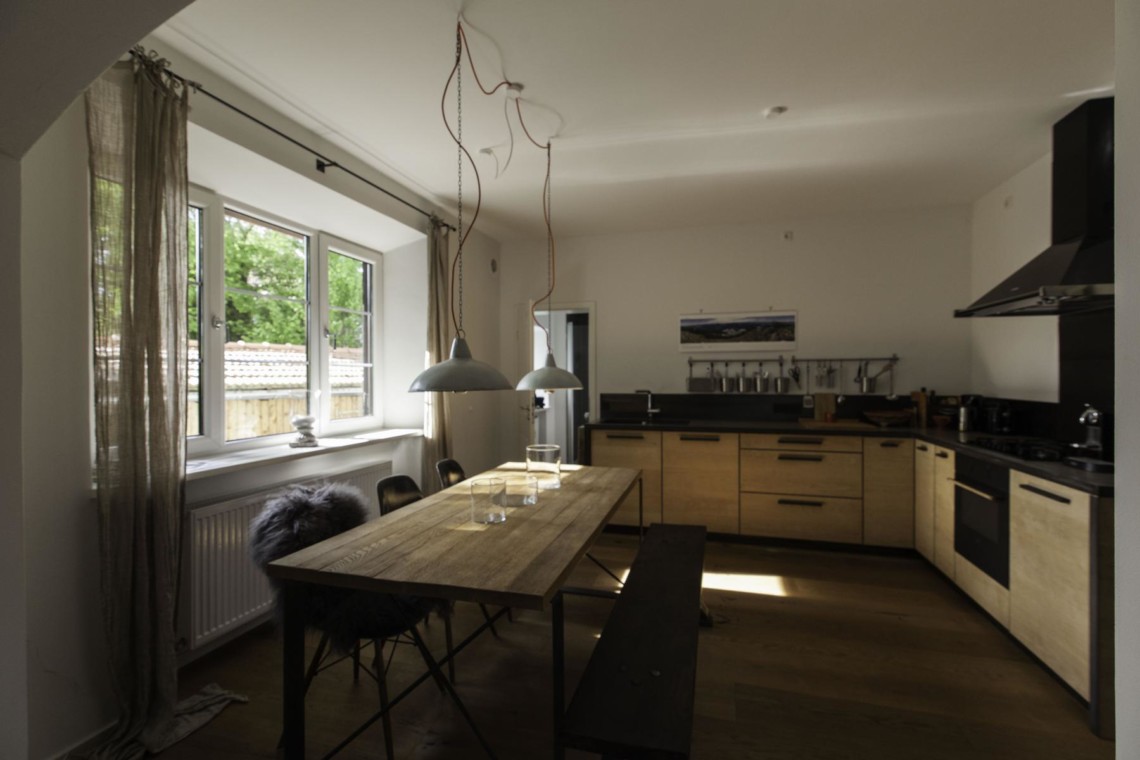 Gemütliches Studio im Industriestil mit Küche und Blick, ideal für Tegernseer Urlaub.