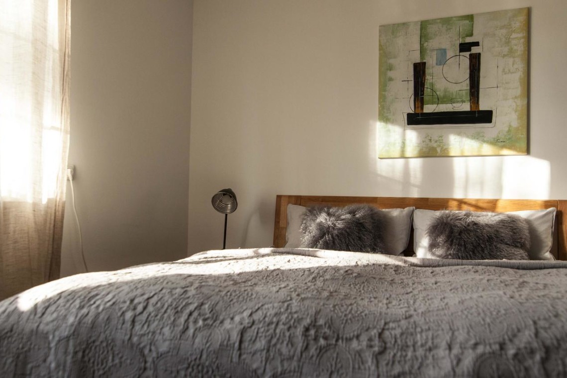 Gemütliches Schlafzimmer in Tegernseer Ferienwohnung mit stilvollem Dekor und natürlichem Licht. Ideal für eine entspannte Auszeit.