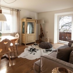 Gemütliches Wohnzimmer mit Seeblick, stilvolle Einrichtung, ideal für Tegernsee-Urlaub.