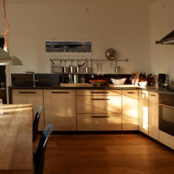 Moderne Küche im Industrial-Stil mit Bergblick, ideal für den Urlaub in Tegernsee.
