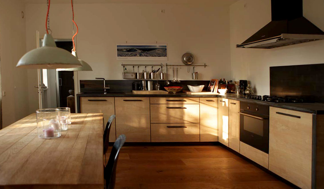 Moderne Küche im Industrial-Stil mit Bergblick, ideal für den Urlaub in Tegernsee.