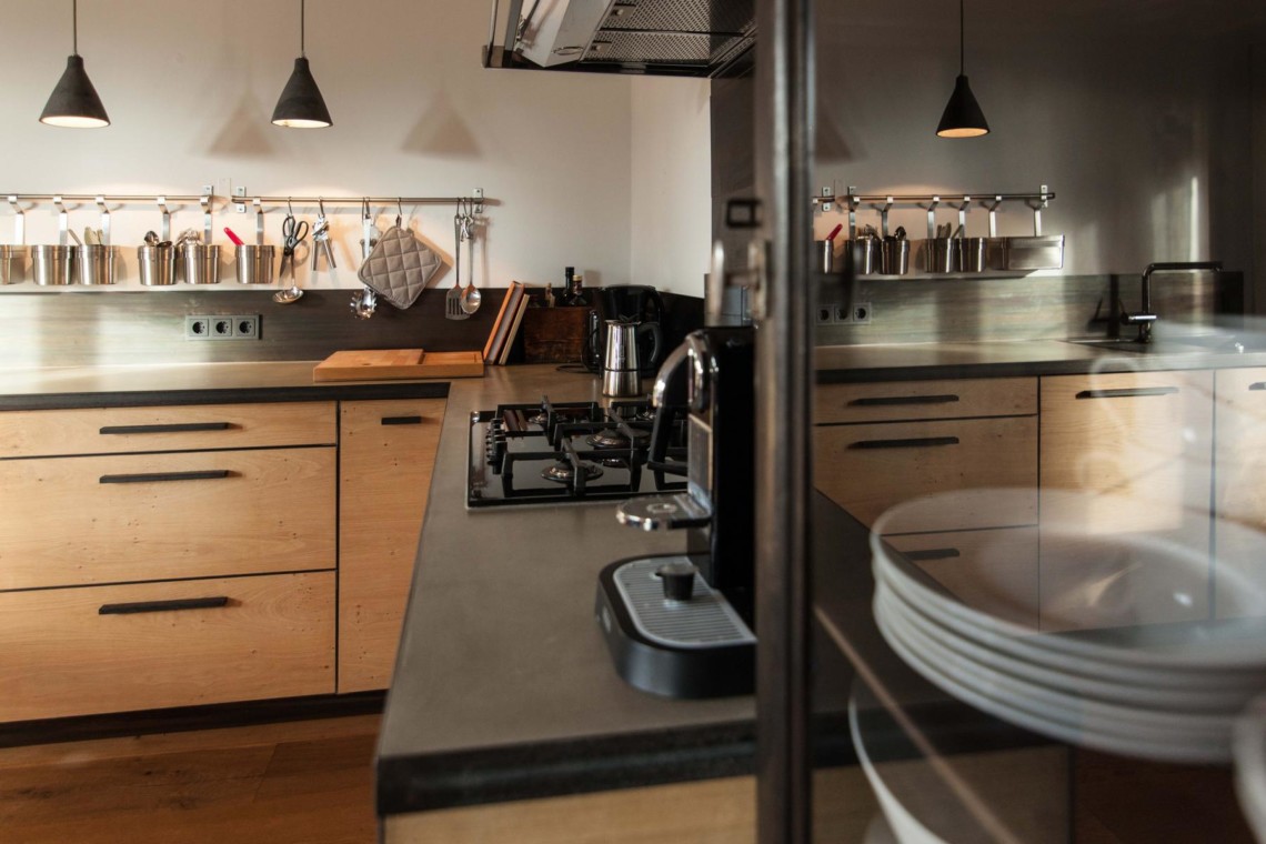 Moderne Küche im Industrial-Stil, Ferienwohnung in Tegernsee mit eleganten Details.