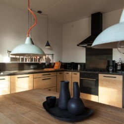 Gemütliche Küche im Industrial-Design mit Bergblick im Tegernsee Studio.