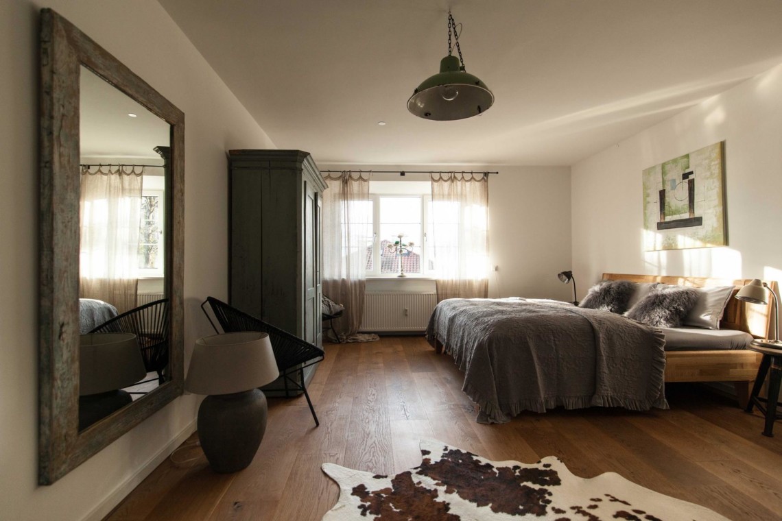 Gemütlich-modernes Zimmer in Tegernsee Ferienwohnung mit Blick, stilvolles Interieur und warme Atmosphäre. Ideal für Erholung.