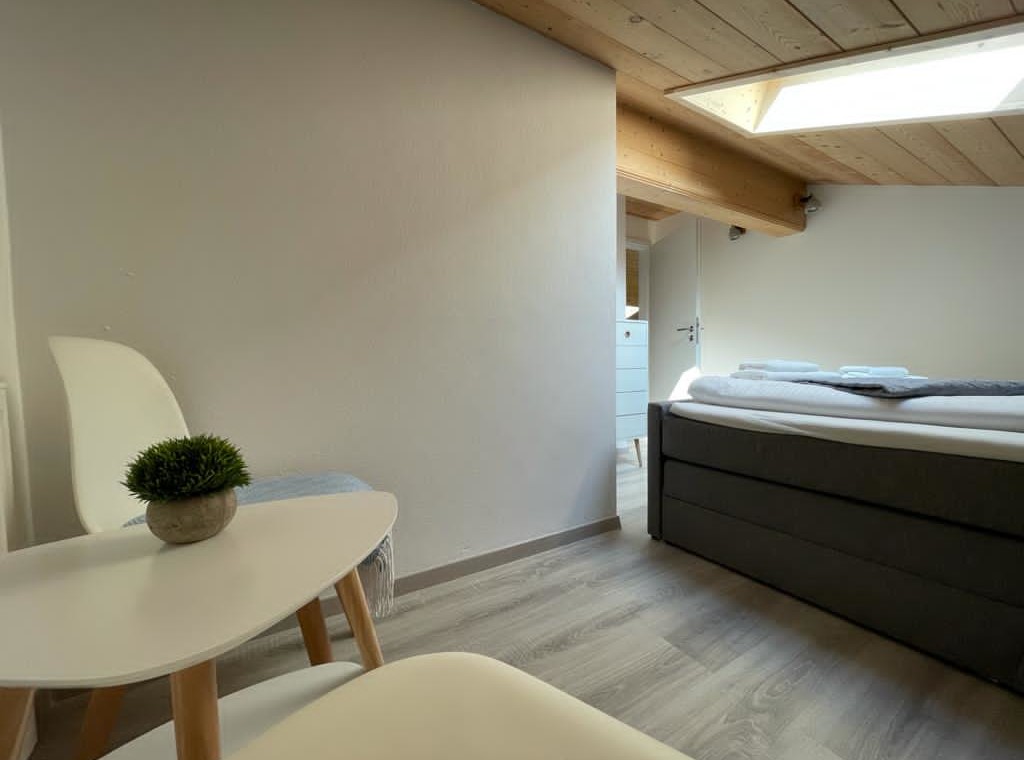 Gemütliches Penthouse in Bad Wiessee mit stilvoller Einrichtung und modernem Ambiente für einen erholsamen Urlaub.