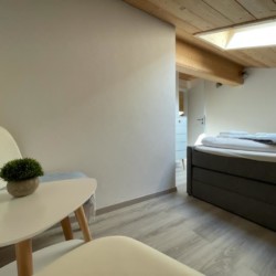 Gemütliches Penthouse in Bad Wiessee mit stilvoller Einrichtung und modernem Ambiente für einen erholsamen Urlaub.
