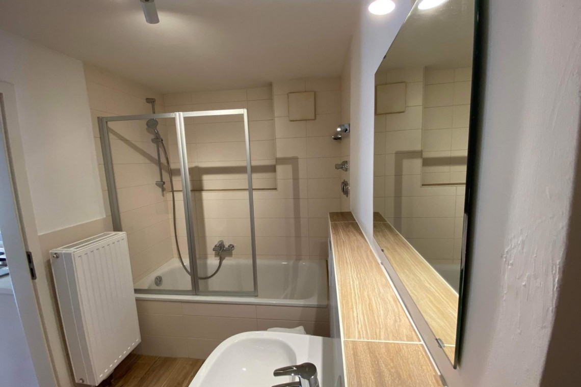 Modernes Bad in Hausham Ferienwohnung mit Dusche/Badewanne - ideal für Ihren Urlaub bei stayFritz.