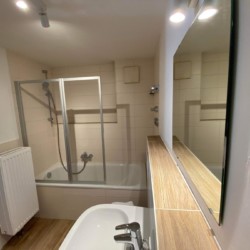 Modernes Bad in Hausham Ferienwohnung mit Dusche/Badewanne - ideal für Ihren Urlaub bei stayFritz.