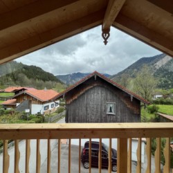 Gemütlicher Balkonblick auf Berge in Bayrischzell, ideal für Erholungssuchende.