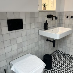 Modernes Badezimmer in Ferienwohnung "Waldkopf", Bayrischzell – stilvoll & komfortabel.