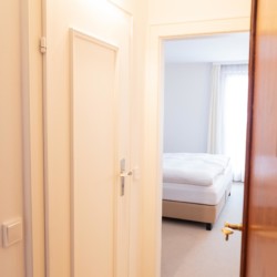 Helles, einladendes Zimmer in Bad Wiesseer Ferienwohnung mit komfortablem Bett und gemütlichem Ambiente.