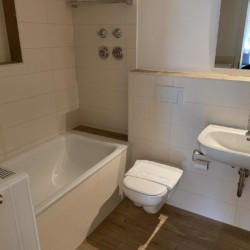 Gemütliches Badezimmer in der Ferienwohnung "Schlierachblick" in Hausham – ideal für einen entspannten Urlaub.