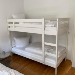 Gemütliches Schlafzimmer mit Etagenbett in einer Ferienwohnung in Hausham. Ideal für Familien. Buchen Sie Ihren Aufenthalt auf stayfritz.com.