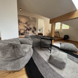 Gemütlicher Wohnbereich mit modernem Dekor in der Ferienwohnung Waldkopf, ideal für Ihren Aufenthalt in Bayrischzell.