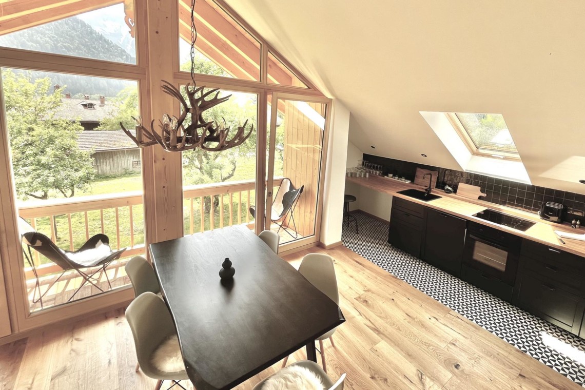 Gemütliche Ferienwohnung "Heuberg" in Bayrischzell mit Bergblick, Balkon, moderner Küche und einladendem Essbereich.