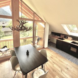 Gemütliche Ferienwohnung "Heuberg" in Bayrischzell mit Bergblick, Balkon, moderner Küche und einladendem Essbereich.