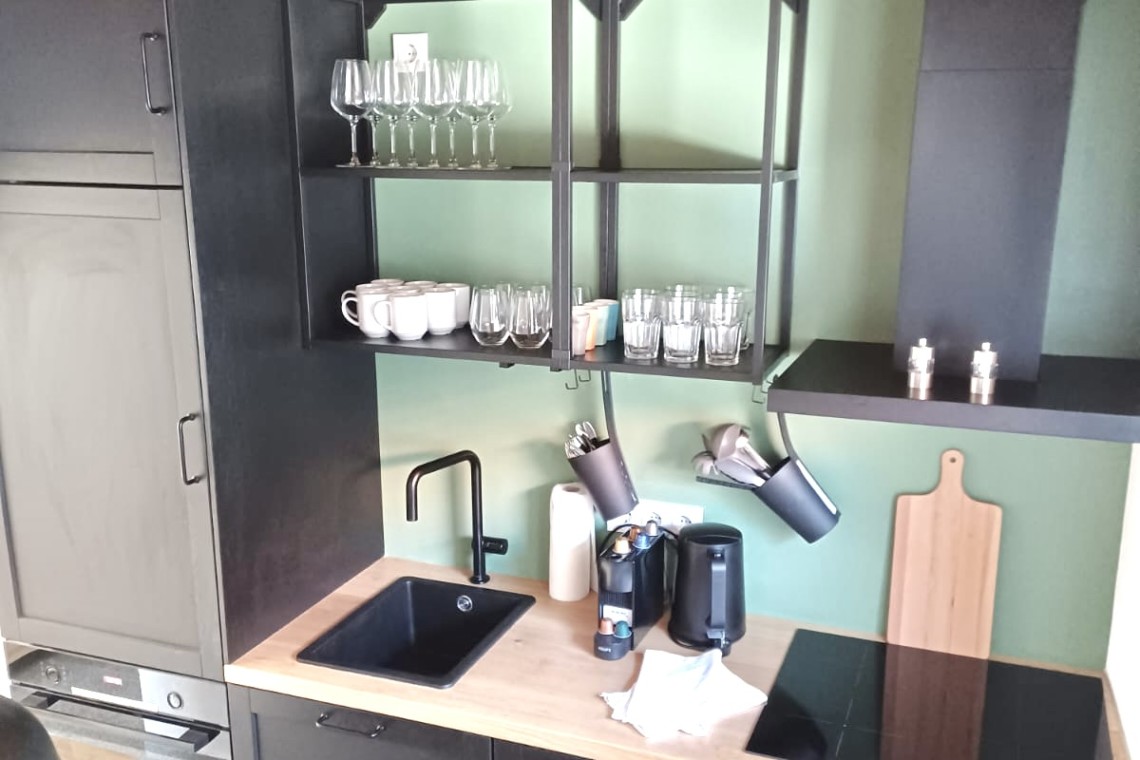 Moderne Küchenecke in gemütlicher Ferienwohnung IV in Bayrischzell. Ideal für Selbstversorger! #BayrischzellUnterkunft